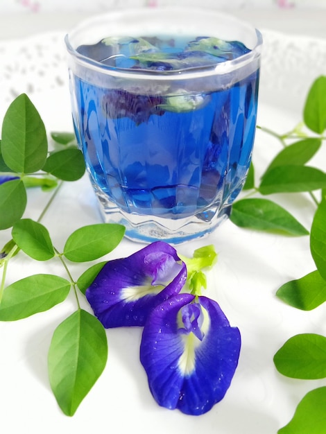 사진 테이블 위 에 꽃 이 있는 파란 유리 의 클로즈업