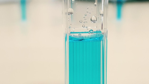 Фото Близкий план голубой жидкости в стакане