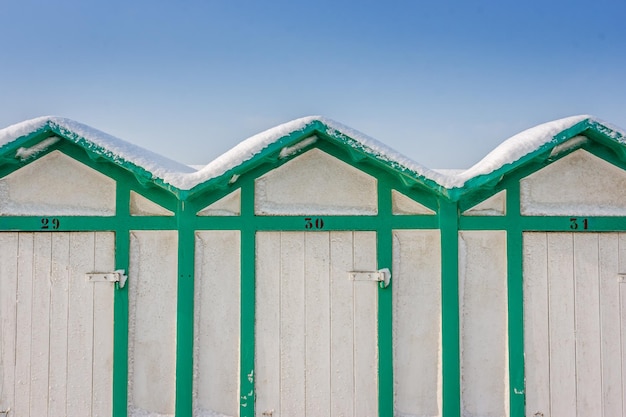 写真 晴れた空を背景に青い壁のクローズアップ