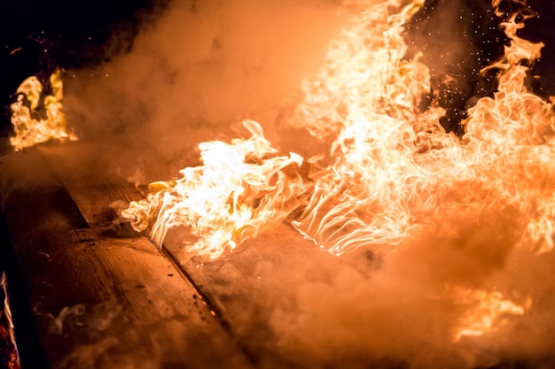 사진 밤 에 불타는 장면