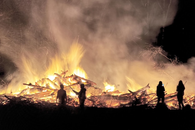 写真 夜のボーンファイアのクローズアップ