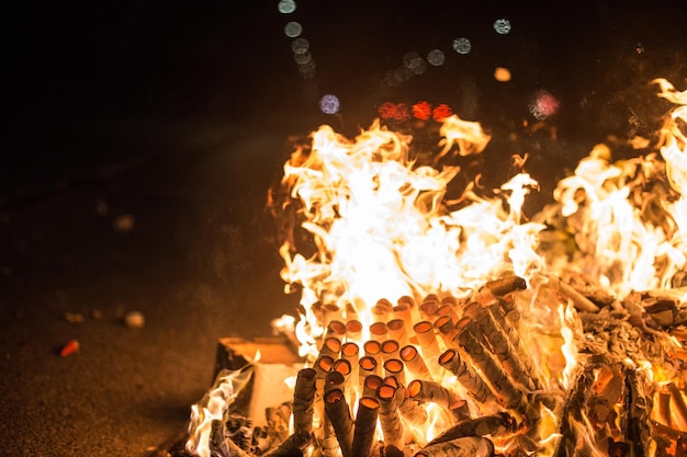 写真 夜に燃えている火のクローズアップ