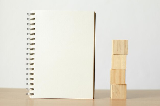 写真 白い背景に木製のブロックがテーブルの上にある本のクローズアップ