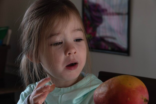 写真 果物を食べている男の子のクローズアップ