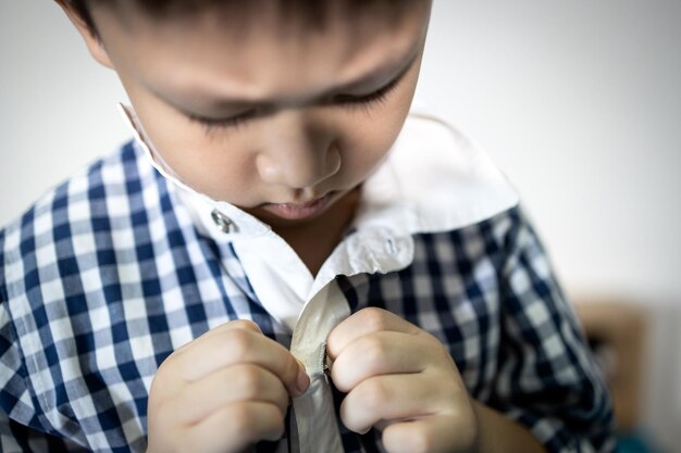 写真 アイスクリームを握っている男の子のクローズアップ