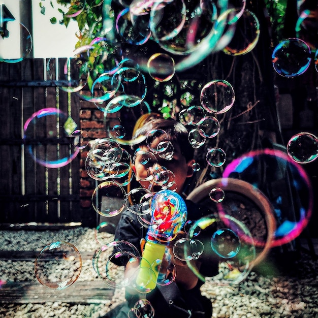 写真 泡で遊ぶ男の子のクローズアップ