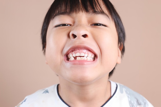 사진 소년의 이빨의 클로즈업 어린이 환자의 입이 열려 구이, 치아 손이 나타납니다.