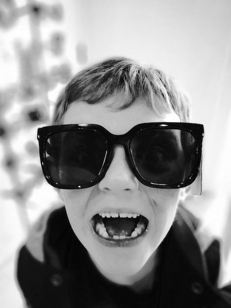 Фото Клоуз-ап мальчика в солнцезащитных очках