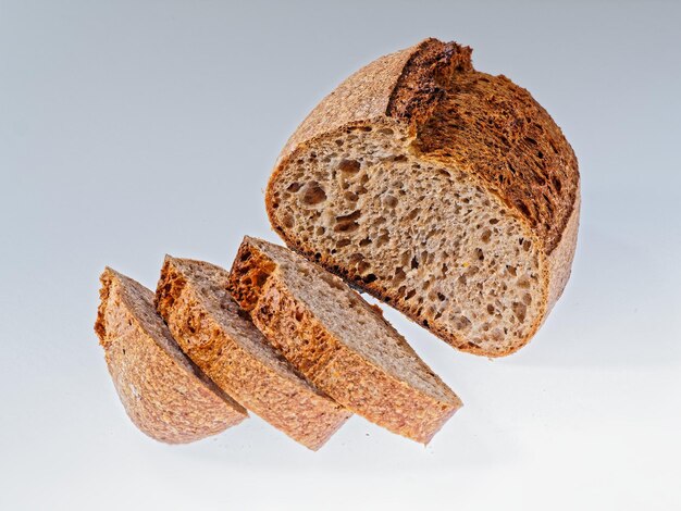 Фото Близкий план кусочков хлеба на белом фоне
