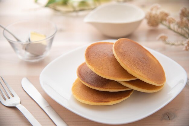 写真 テーブルで提供される朝食のクローズアップ