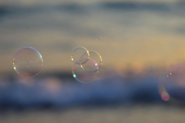 写真 天空の虹に照らされた泡のクローズアップ