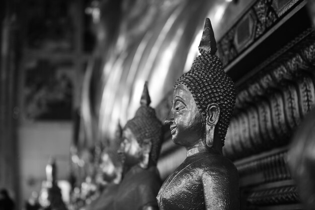 Фото Клоуз-ап статуи будды напротив здания