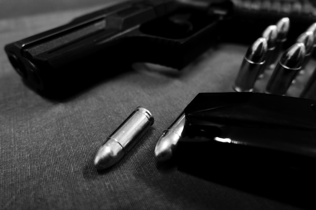 Фото Близкий план пули и пистолета