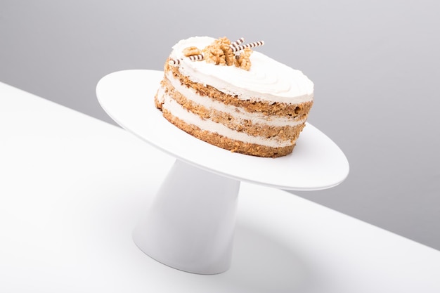 Фото Крупный план торта на тарелке