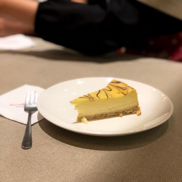 Фото Крупный план кусочка торта на тарелке на столе