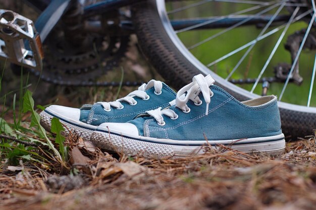 Фото Близкий план обуви на полотне против велосипедов на поле