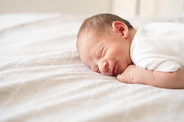 Фото Крупный план кавказского волосатого брюнета, милого новорожденного, спящего на животе