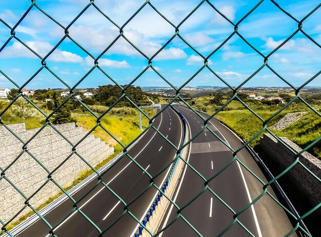 写真 青い空を背景にチェーンリンクフェンスのクローズアップ