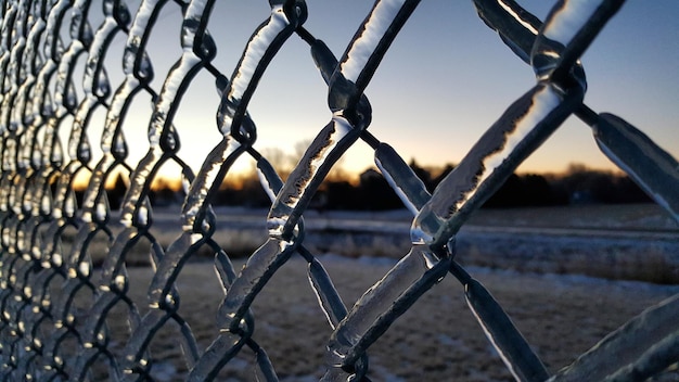 写真 晴れた空を背景にチェーンリンクフェンスのクローズアップ