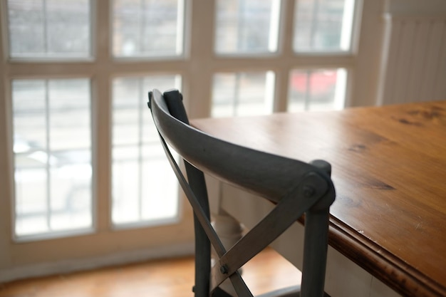 写真 家のテーブルの上の椅子のクローズアップ