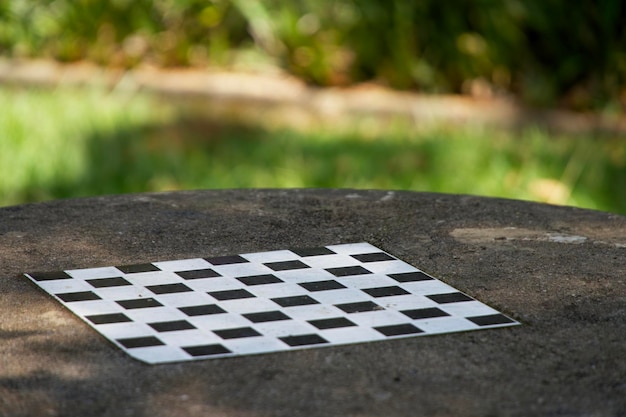 Фото Клоуз-ап шахмат на полу в парке