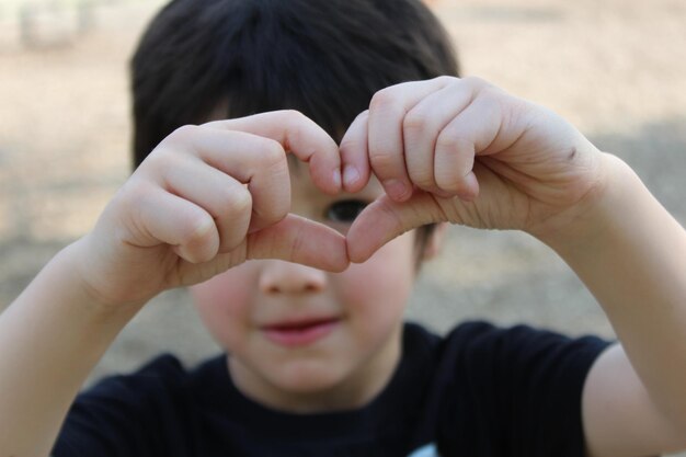 写真 心臓の形を示す子供のクローズアップ