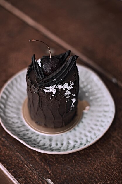 写真 テーブルの上の皿に置かれたチョコレートケーキのクローズアップ