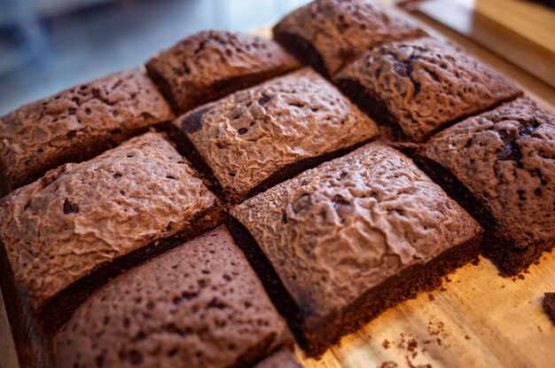 写真 テーブル上のチョコレートケーキのクローズアップ