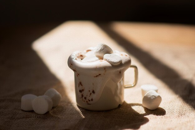 写真 テーブル上のチョコレート飲み物のクローズアップ