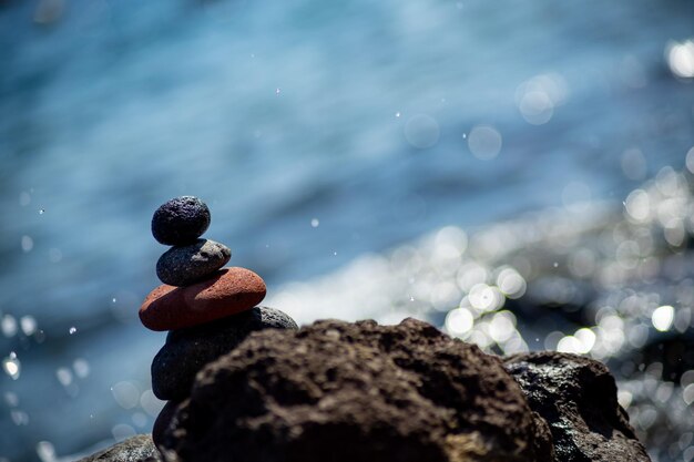 写真 岩の上にあるチョコレートのクローズアップ