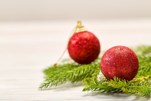 写真 クリスマスボールとテーブルの上の葉のクローズアップ