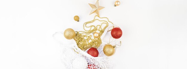写真 白い背景のクリスマスの装飾のクローズアップ