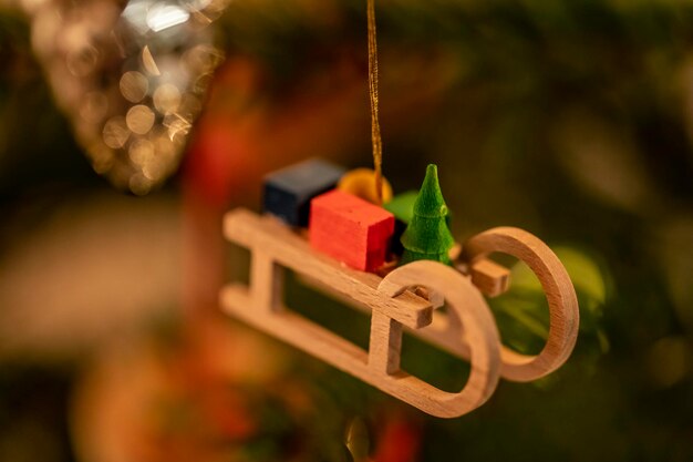 写真 クリスマスの装飾が木にぶら下がっているクローズアップ