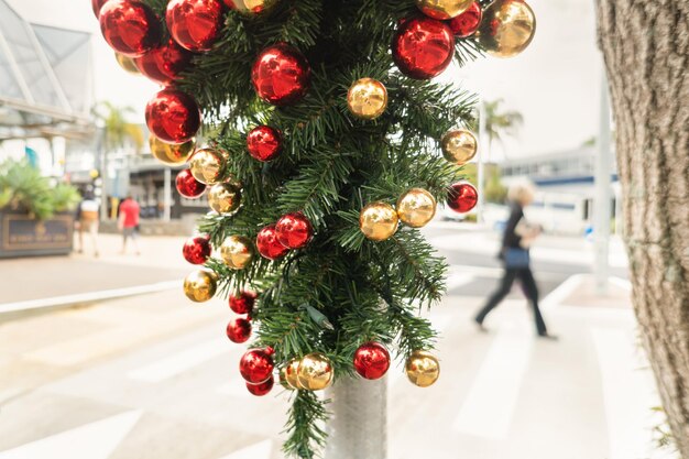 写真 ランプポストにぶら下がっているクリスマス装飾のクローズアップ