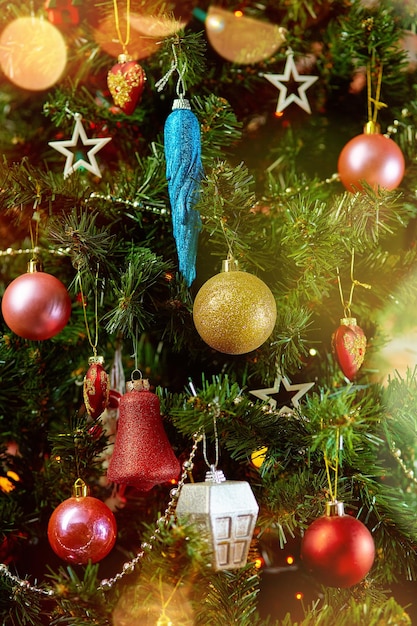 Фото Близкий план рождественских украшений, висящих на елке