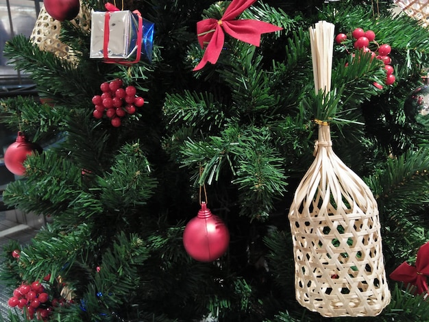 写真 クリスマスの装飾品が木にぶら下がっているクローズアップ