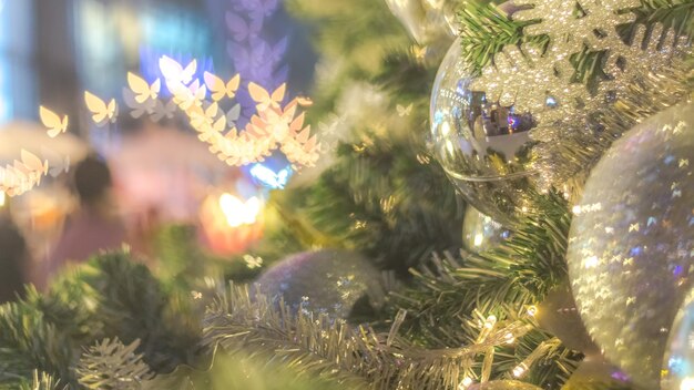사진 나무 에 매달린 크리스마스 장식품 의 클로즈업