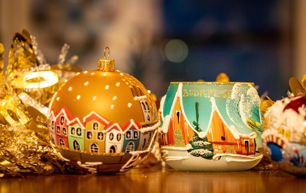Фото Близкий план рождественских украшений на столе