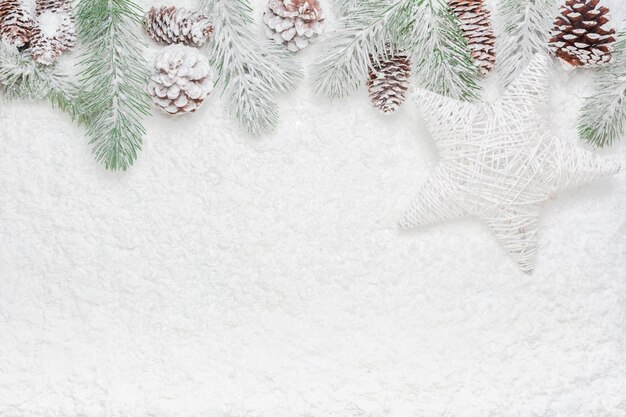 写真 雪の中のクリスマスツリーのクローズアップ