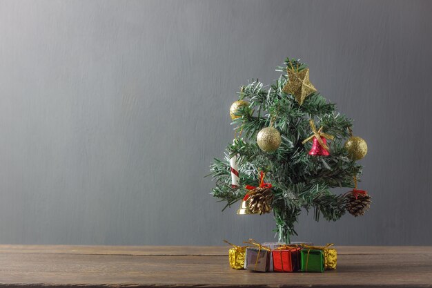 写真 家のテーブルの上のクリスマスツリーのクローズアップ