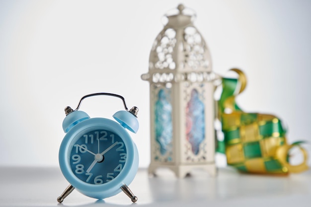 Фото Ближайший план часов и арабского фонаря с кетупатом