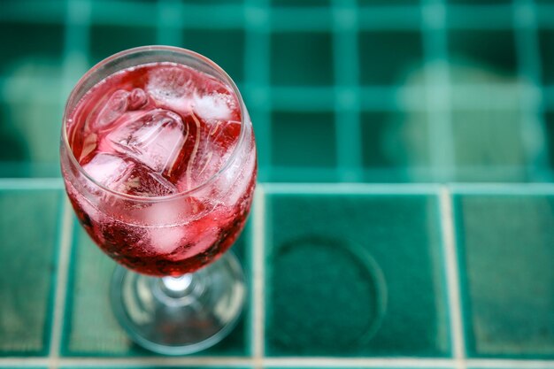 Фото Клоуз-ап коктейля в стакане