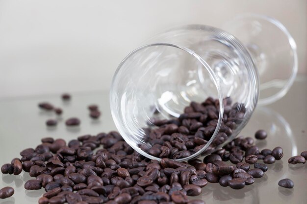 写真 白い背景のテーブル上のコーヒー豆のクローズアップ