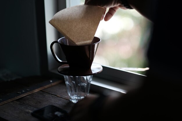 写真 テーブルの上のコーヒーカップのクローズアップ