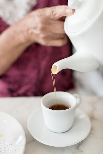 写真 テーブルの上のコーヒーカップのクローズアップ