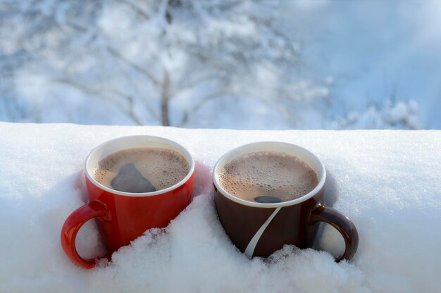 写真 雪の中のコーヒーカップのクローズアップ