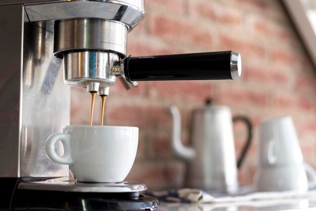 Фото Крупный план кофейных чашек