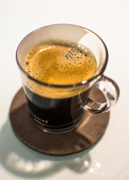 Фото Крупный план кофе в чашке