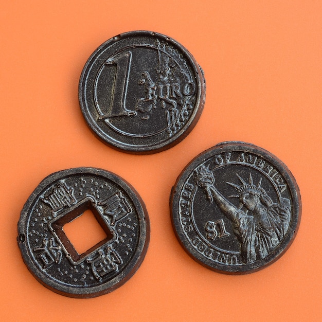 Фото Крупный план монет на оранжевом фоне