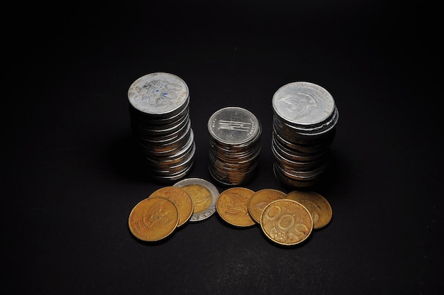 Фото Близкий план монет на столе в темной комнате
